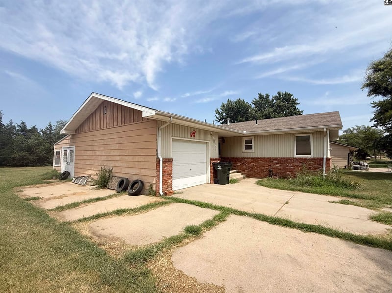 2906 17th Ave, Hutchinson, KS 67501