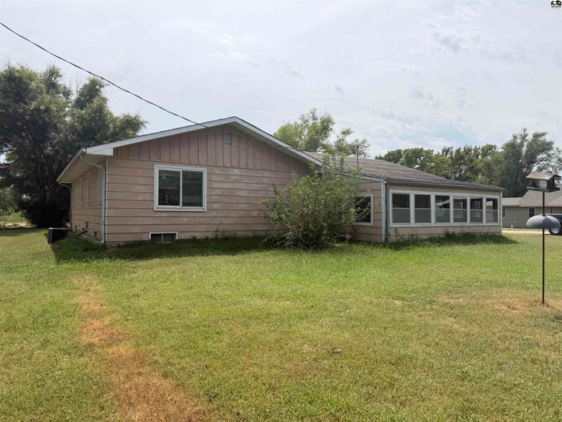 2906 17th Ave, Hutchinson, KS 67501