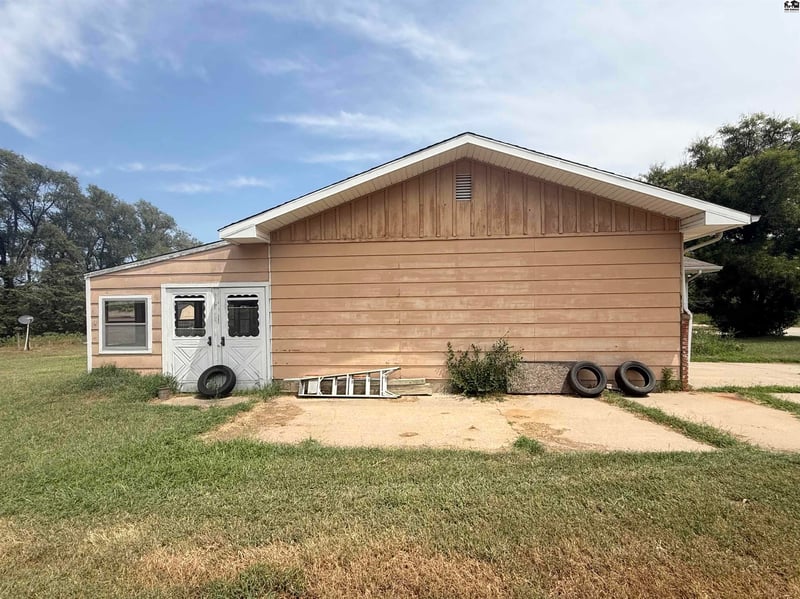 2906 17th Ave, Hutchinson, KS 67501