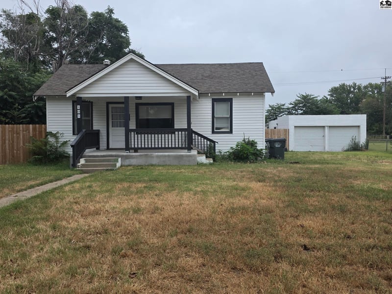 808 E 10th Ave, Hutchinson, KS 67501