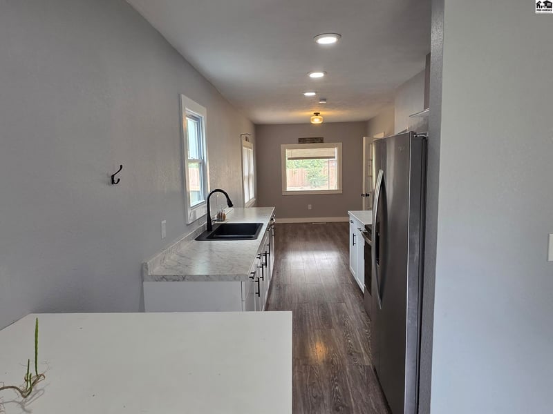 808 10th Ave, Hutchinson, KS 67501