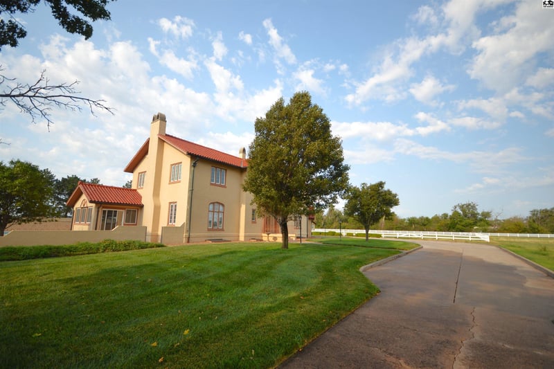 1725 4th Ave, Hutchinson, KS 67501