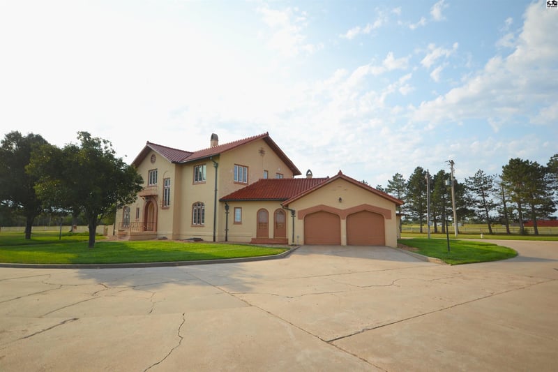 1725 4th Ave, Hutchinson, KS 67501
