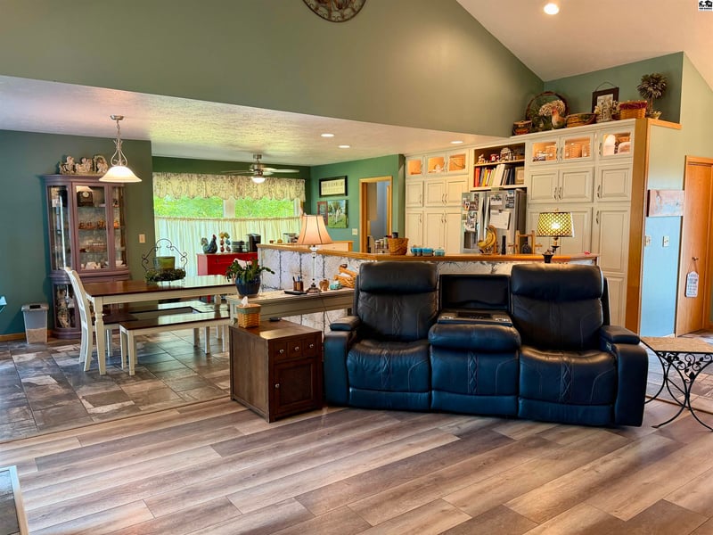 375 Lake Rd, Pratt, KS 67124