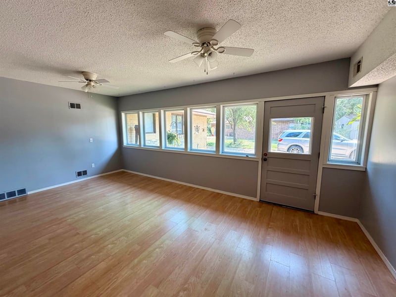 4509 Foothill Dr, Hutchinson, KS 67502