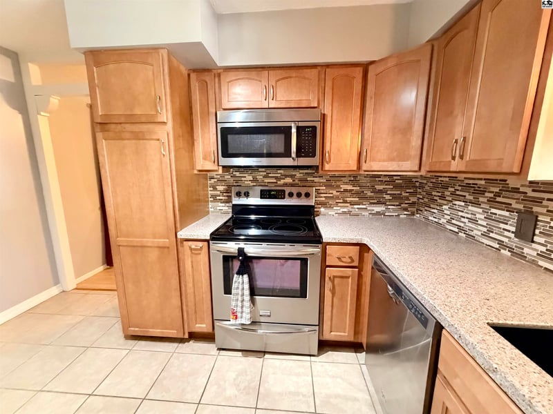 4509 Foothill Dr, Hutchinson, KS 67502