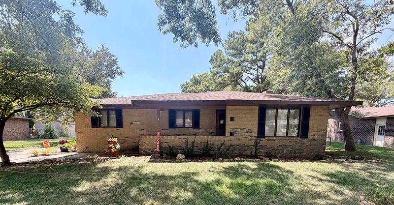 4509 Foothills Dr, Hutchinson, KS 67502