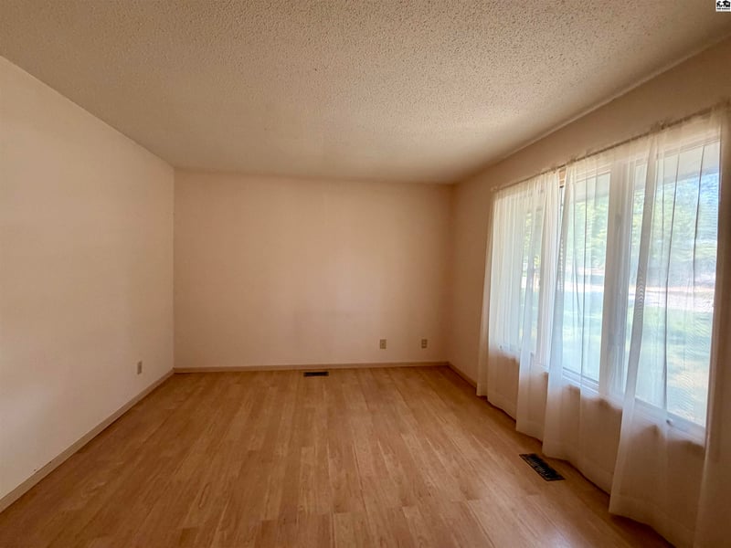 4509 Foothills Dr, Hutchinson, KS 67502