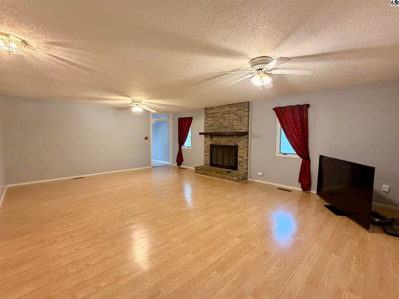 4509 Foothills Dr, Hutchinson, KS 67502