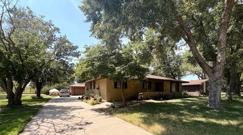 4509 Foothills Dr, Hutchinson, KS 67502