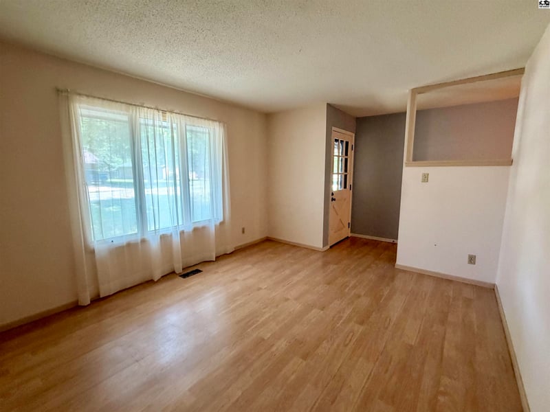 4509 Foothills Dr, Hutchinson, KS 67502