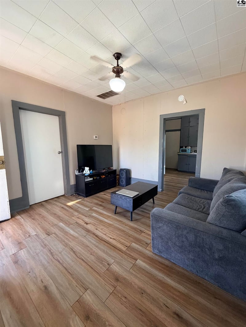 510 E 2nd Ave, Hutchinson, KS 67501
