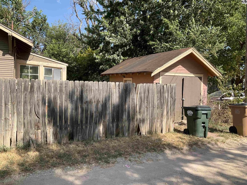 429 E 7th Ave, Hutchinson, KS 67501