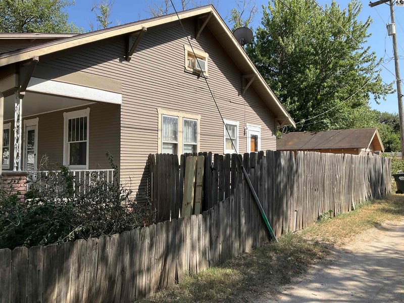 429 E 7th Ave, Hutchinson, KS 67501