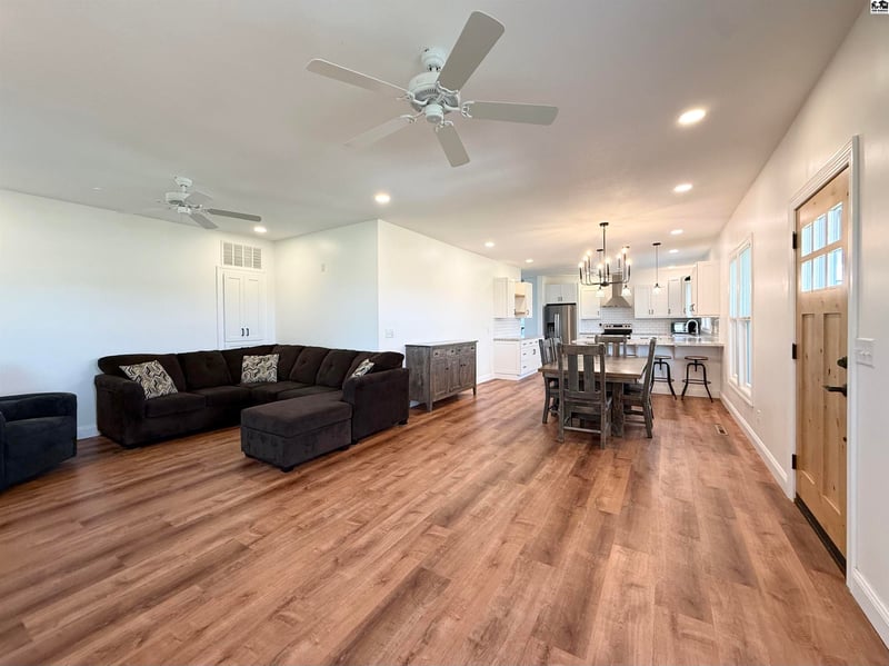 4014 S Herren Rd, Hutchinson, KS 67501