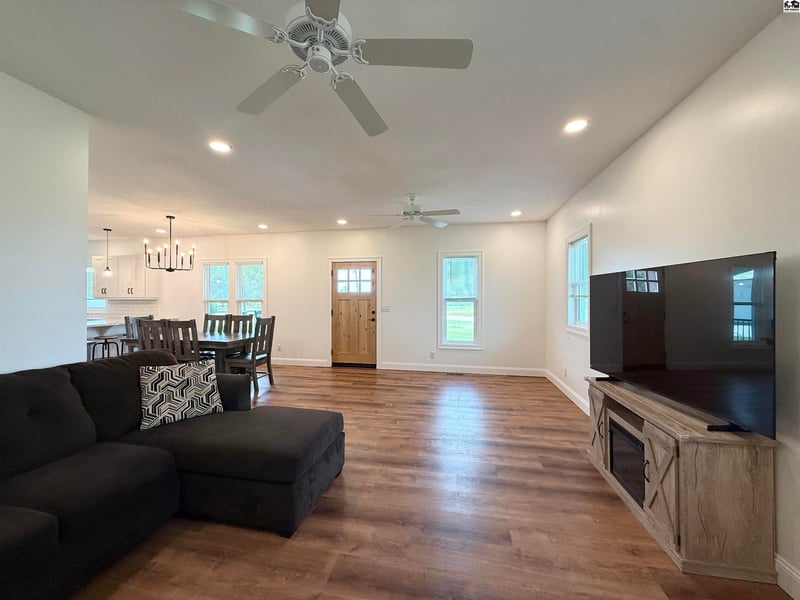 4014 S Herren Rd, Hutchinson, KS 67501