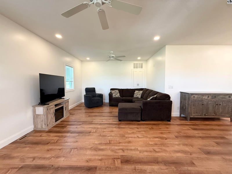 4014 S Herren Rd, Hutchinson, KS 67501