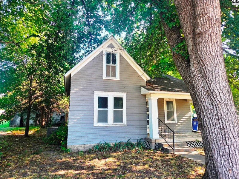 114 W Durst, Moundridge, KS 67107