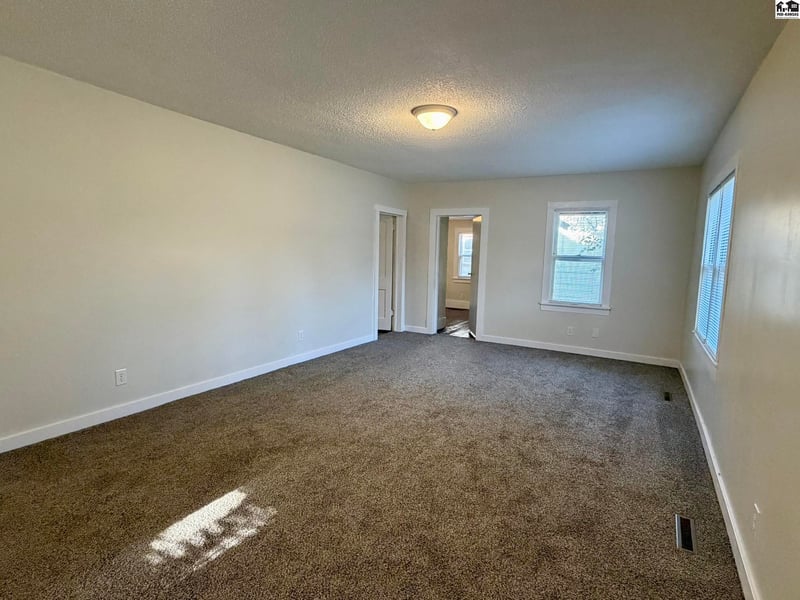 19 W 15th Ave, Hutchinson, KS 67501