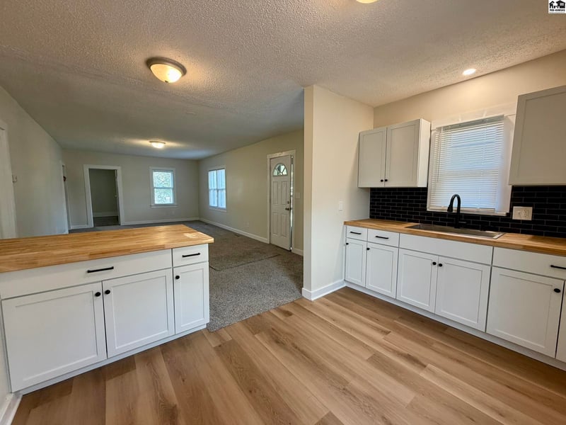 19 W 15th Ave, Hutchinson, KS 67501