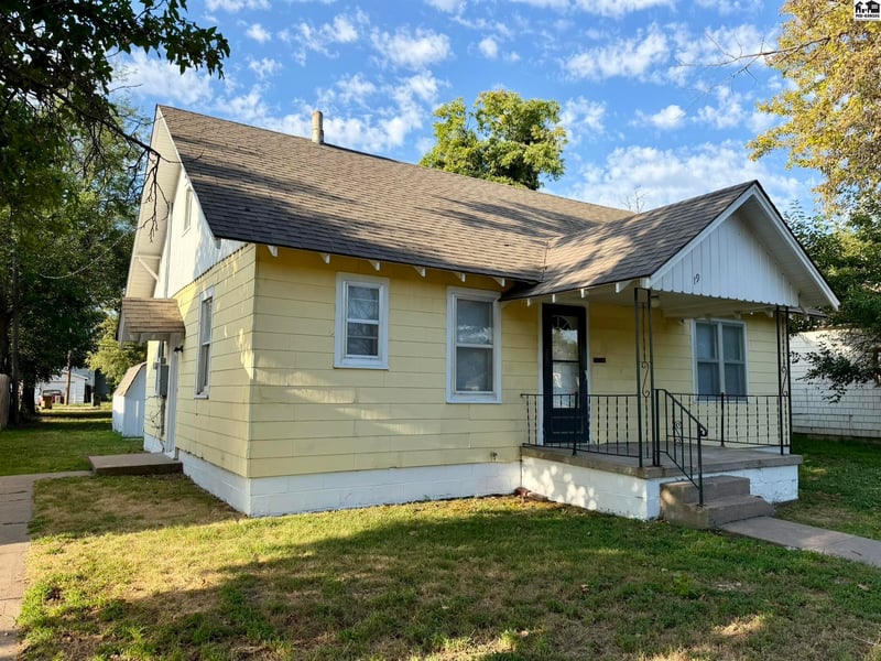 19 W 15th Ave, Hutchinson, KS 67501