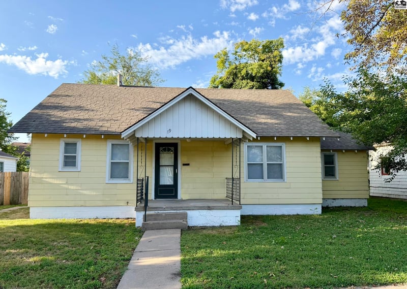 19 W 15th Ave, Hutchinson, KS 67501