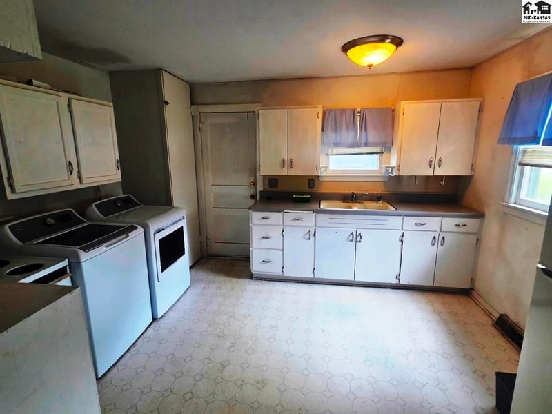 1420 E 9th St, Newton, KS 67114