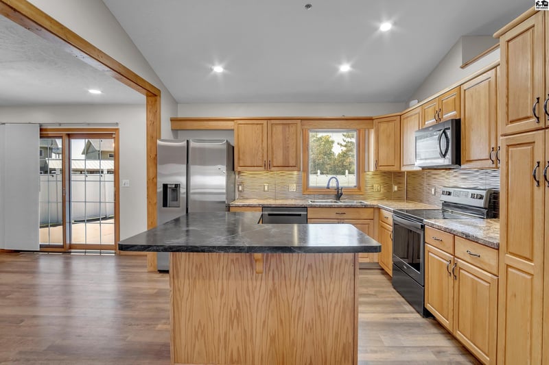 1403 Oakmont St, Mcpherson, KS 67460