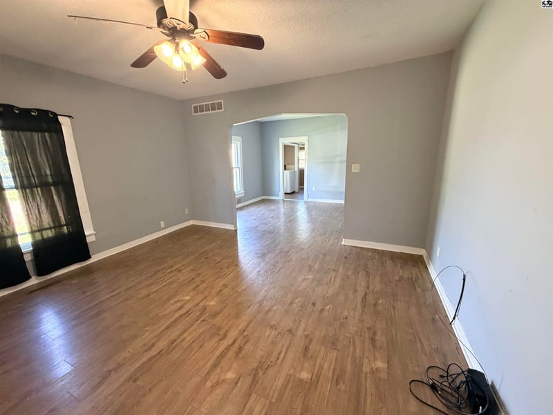 111 N 5th St, Canton, KS 67428