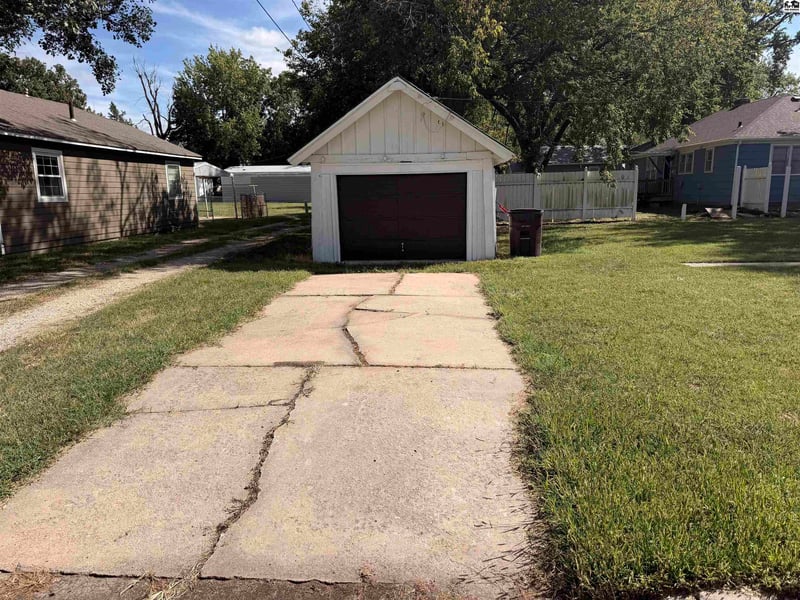 111 N 5th St, Canton, KS 67428
