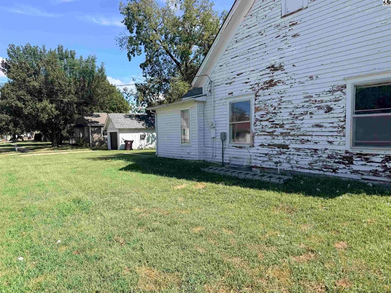 111 N 5th St, Canton, KS 67428