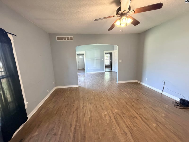 111 N 5th St, Canton, KS 67428