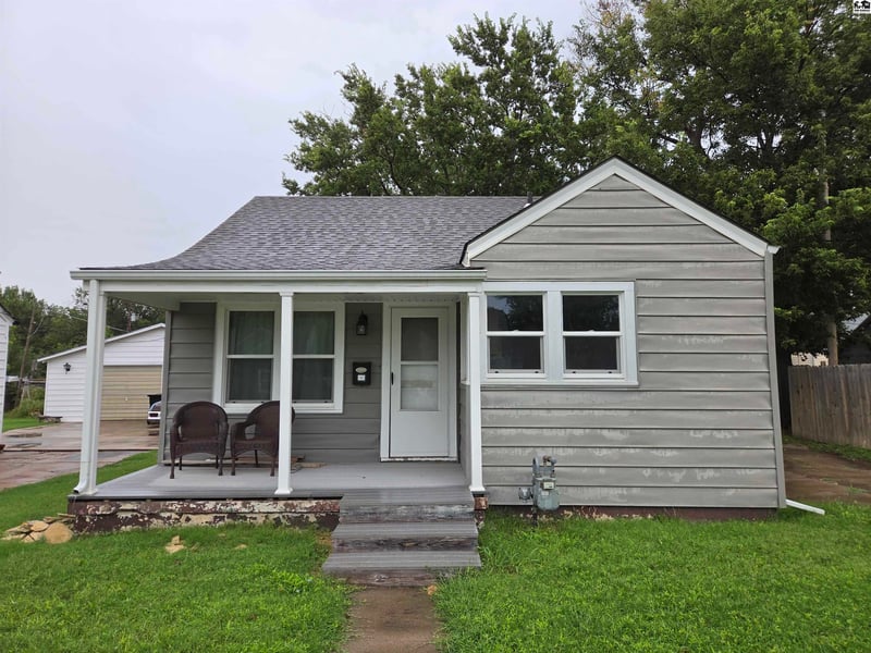 669 S 12th St, Salina, KS 67401