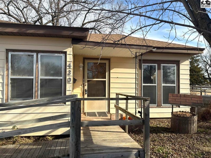 430 S 6th St, Sterling, KS 67579