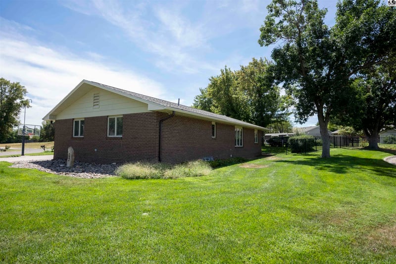 310 Meadowlark Dr, Lyons, KS 67554