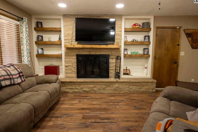 310 Meadowlark Dr, Lyons, KS 67554