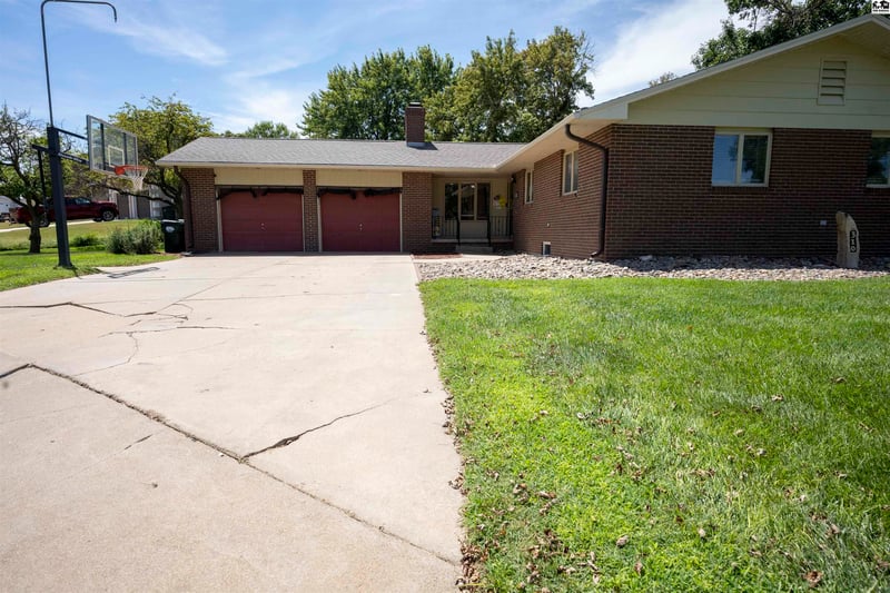 310 Meadowlark Dr, Lyons, KS 67554