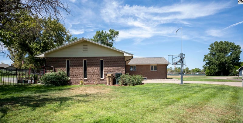 310 Meadowlark Dr, Lyons, KS 67554