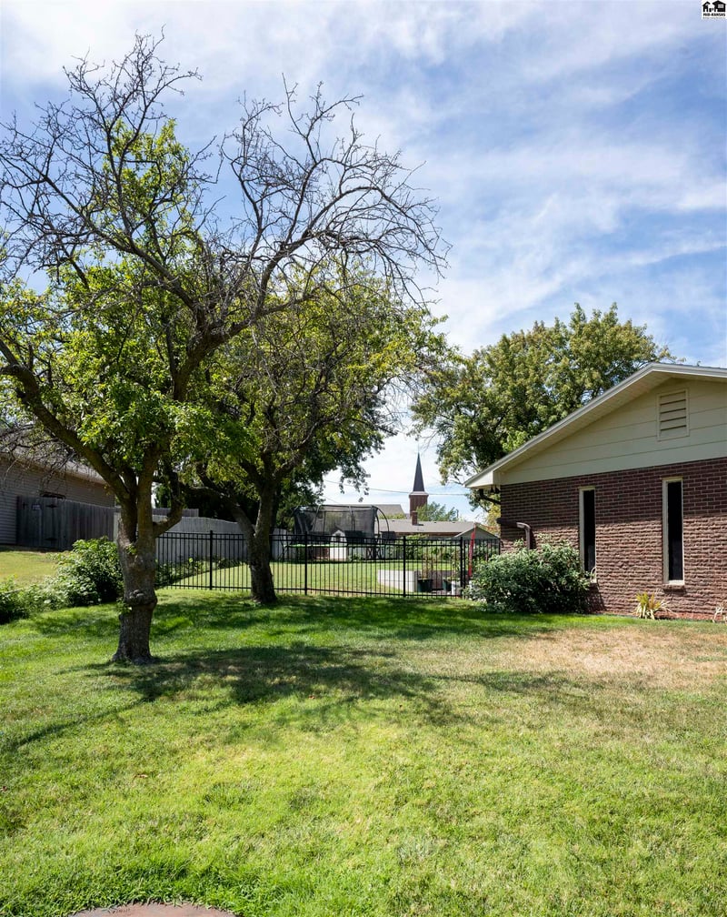 310 Meadowlark Dr, Lyons, KS 67554