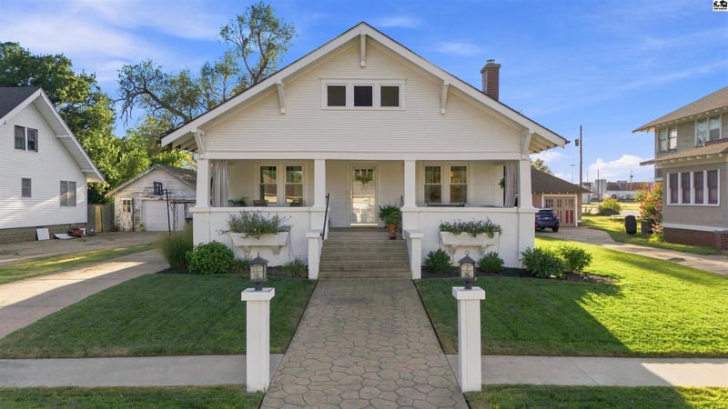 209 S Maple St, Pretty Prairie, KS 67570
