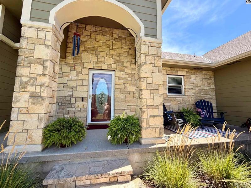 921 W Crazy Horse Rd, Hutchinson, KS 67502