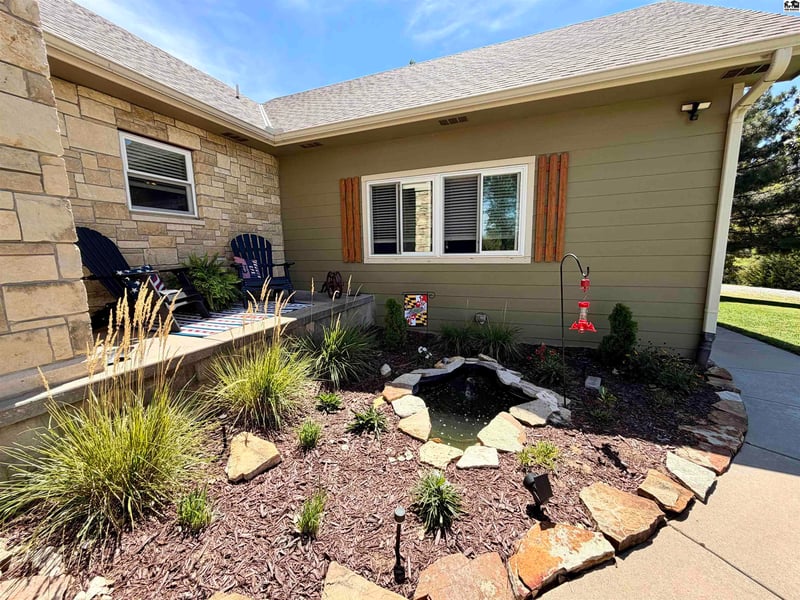 921 W Crazy Horse Rd, Hutchinson, KS 67502