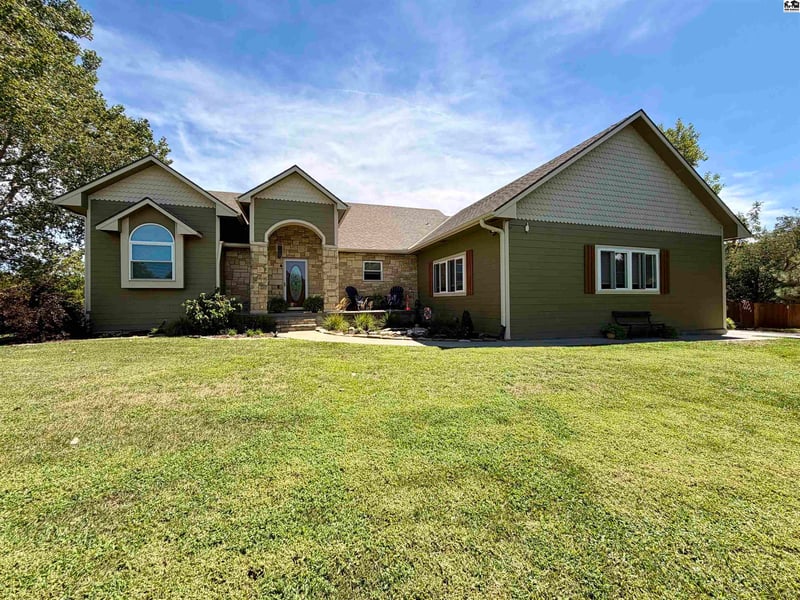 921 W Crazy Horse Rd, Hutchinson, KS 67502