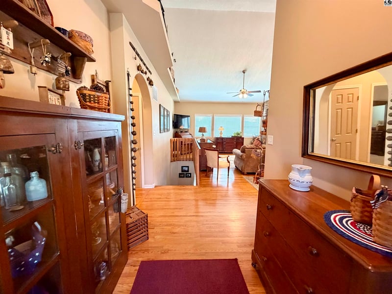 921 W Crazy Horse Rd, Hutchinson, KS 67502