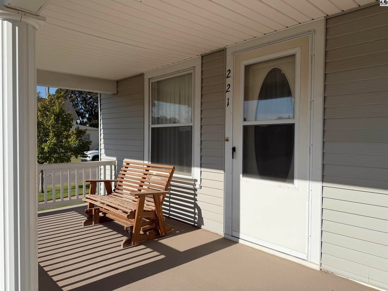 221 S Pine St, Pratt, KS 67124