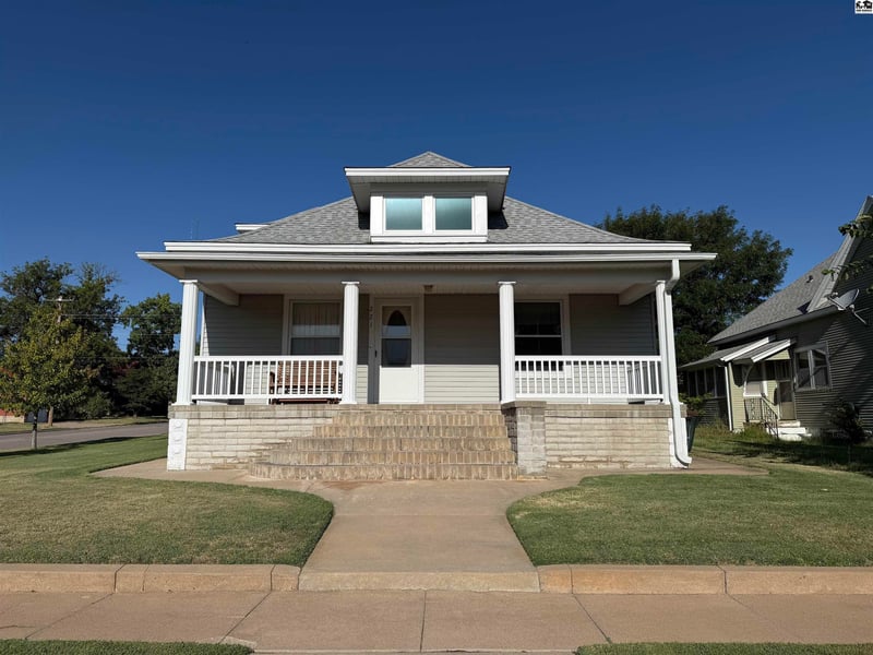 221 S Pine St, Pratt, KS 67124