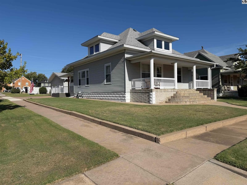 221 S Pine St, Pratt, KS 67124