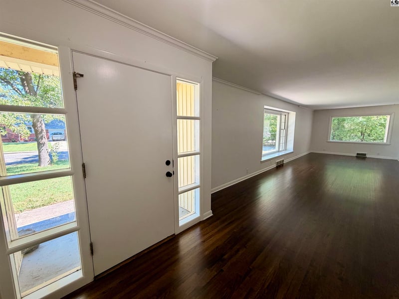 211 Hyde Park Dr, Hutchinson, KS 67502