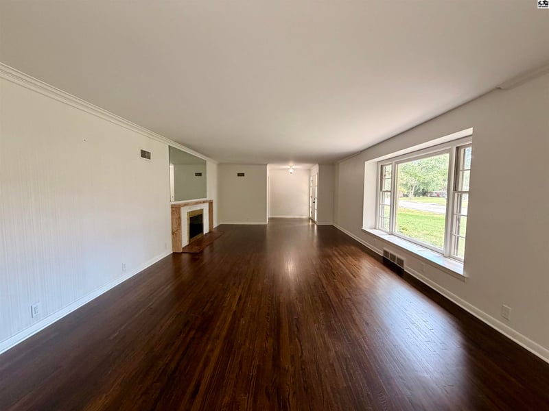 211 Hyde Park Dr, Hutchinson, KS 67502