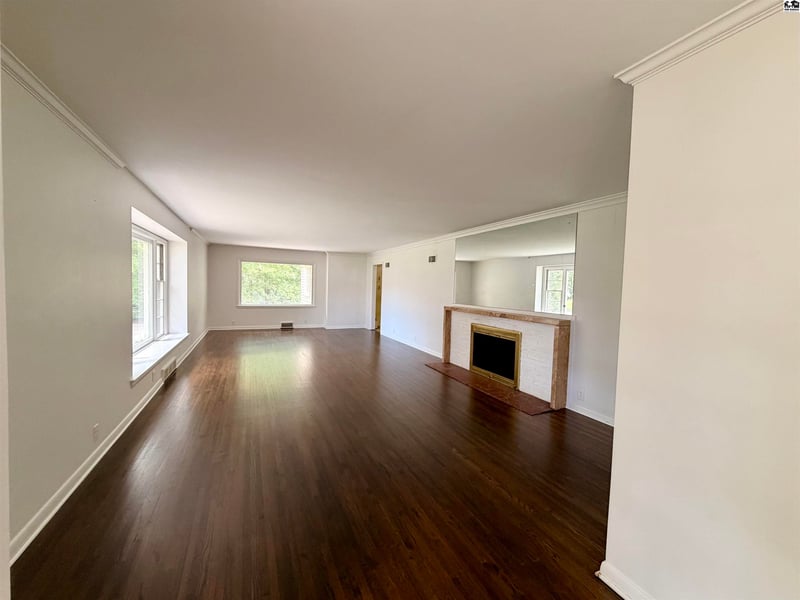 211 Hyde Park Dr, Hutchinson, KS 67502